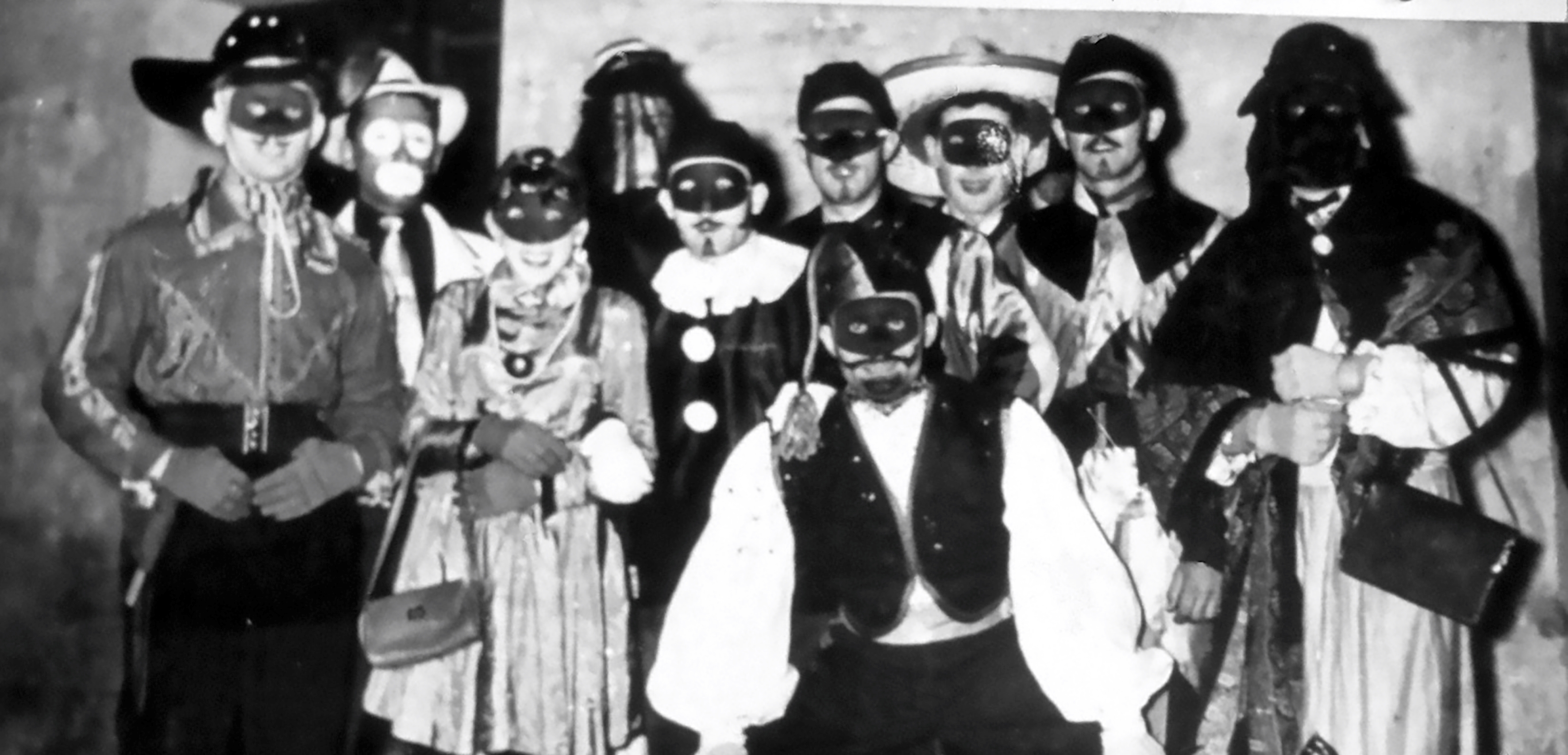 Gruppo di maschere al ballo nel Topo Nero. Anni &#39;50